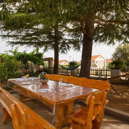 Spacious With Pool, Pakoštane