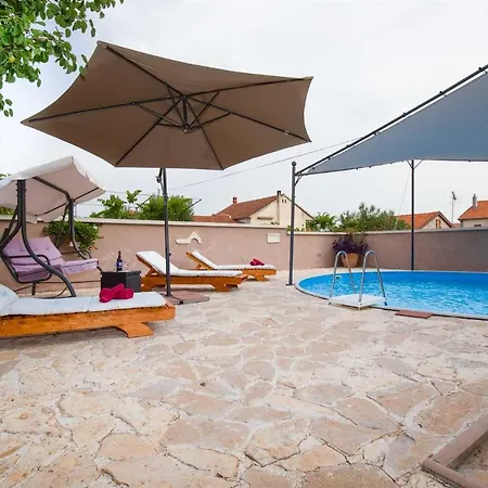 Spacious With Pool, Pakoštane