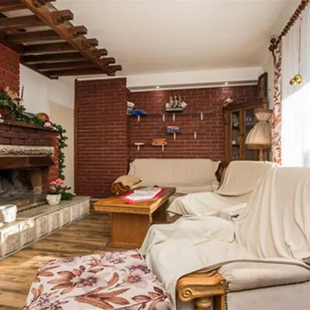 Spacious With Pool, Pakoštane