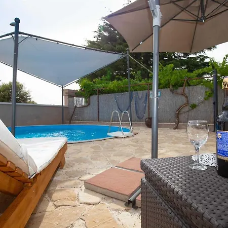 Spacious With Pool, Apartamento Pakoštane