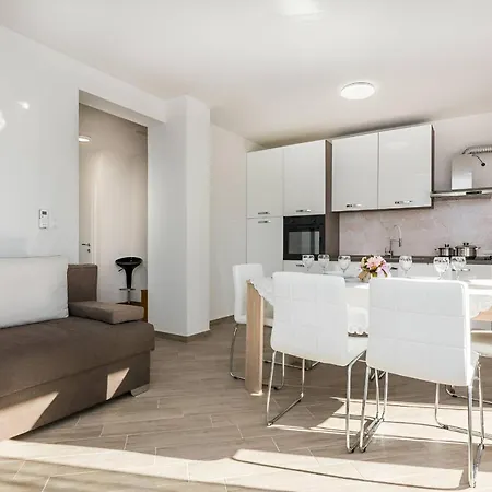 Spacious With Pool, Pakoštane