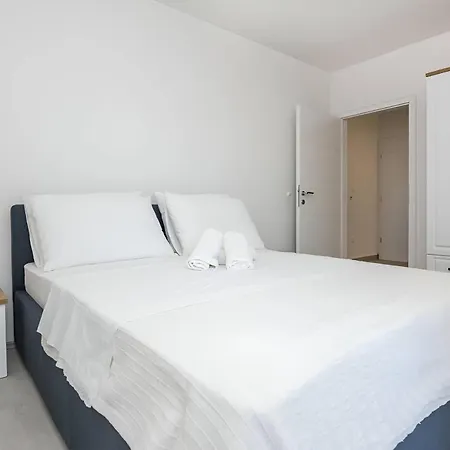 Apartamento Spacious With Pool, Pakoštane