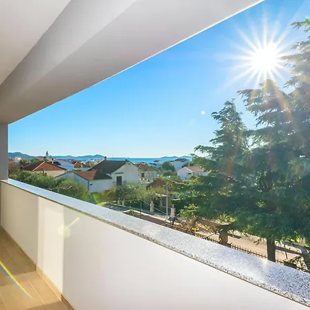 Apartamento Spacious With Pool, Pakoštane