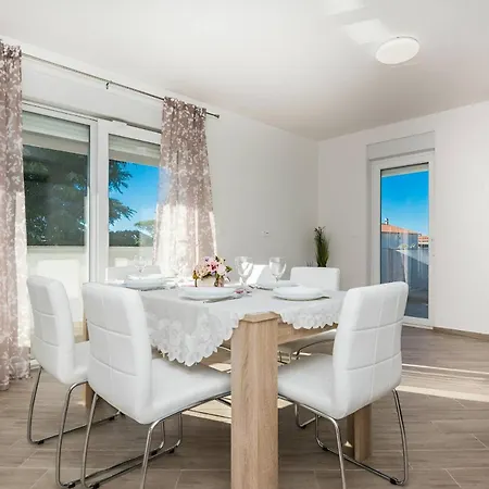 Apartamento Spacious With Pool, *