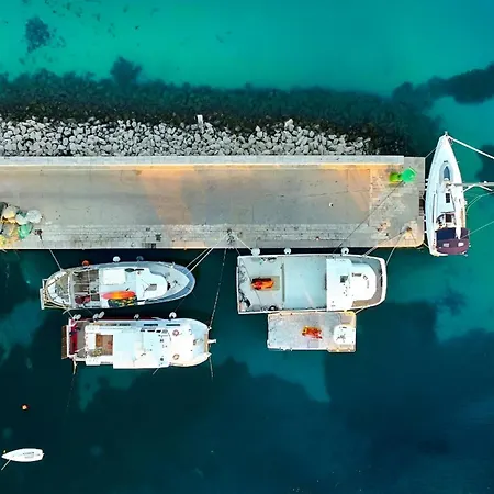 Spacious With Pool, Pakoštane