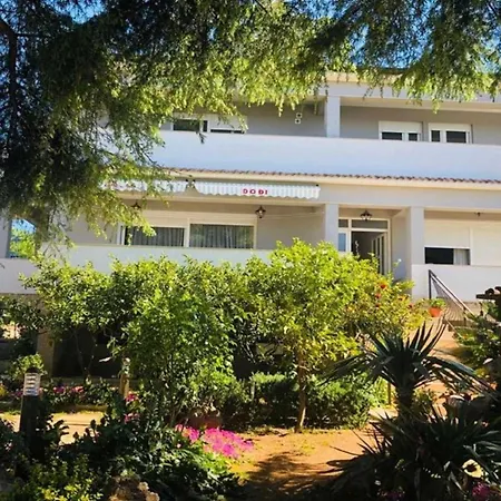 Spacious With Pool, Pakoštane