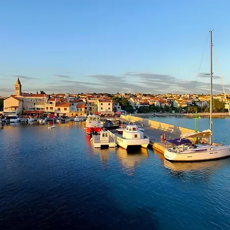 Apartamento Spacious With Pool, Pakoštane