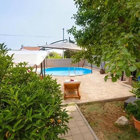 Spacious With Pool, Pakoštane