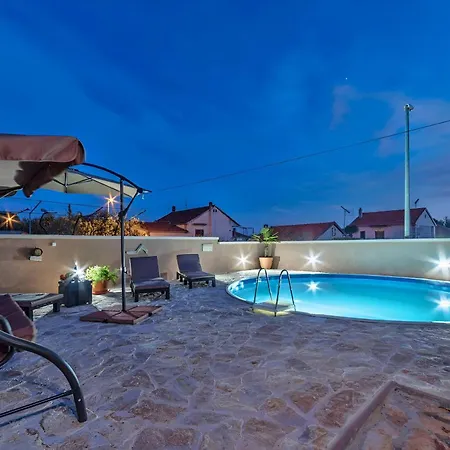 Spacious With Pool, Pakoštane