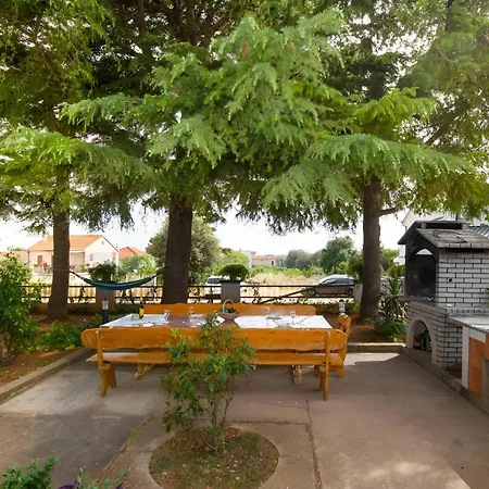 Spacious With Pool, Pakoštane