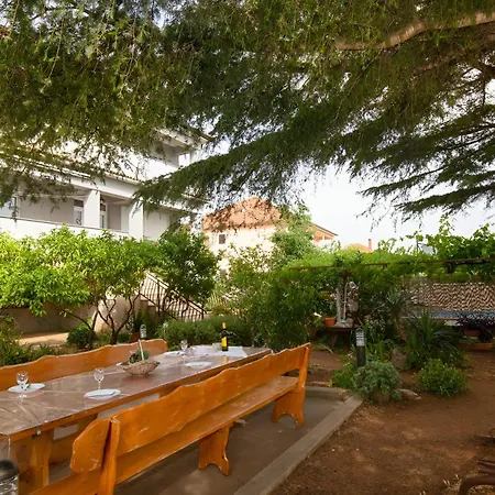 Spacious With Pool, Pakoštane