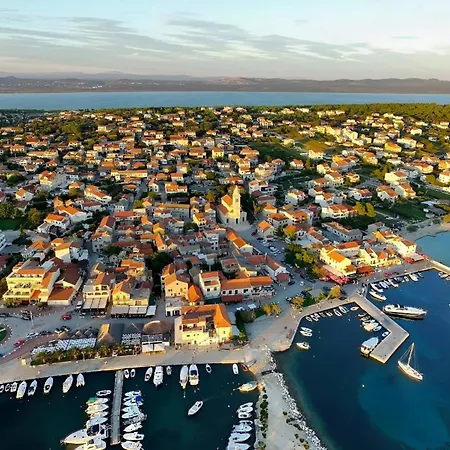 Apartamento Spacious With Pool, Pakoštane