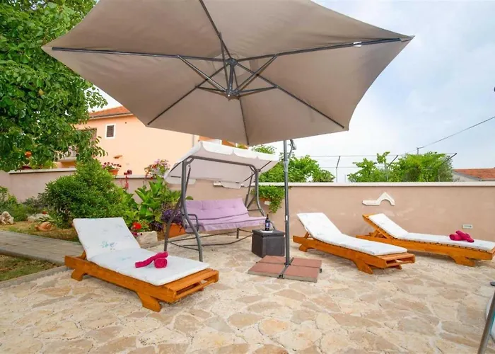 Spacious With Pool, Apartman