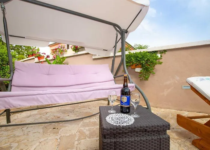 Spacious With Pool, Apartman