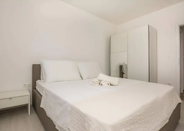 Apartman Spacious With Pool, Pakostane