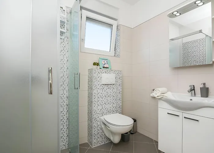 Apartman Spacious With Pool, Pakostane