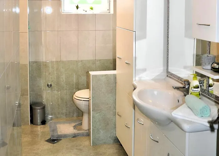 Apartman Spacious With Pool, Pakostane