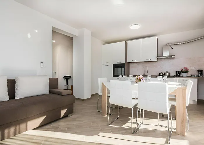 Spacious With Pool, Pakostane