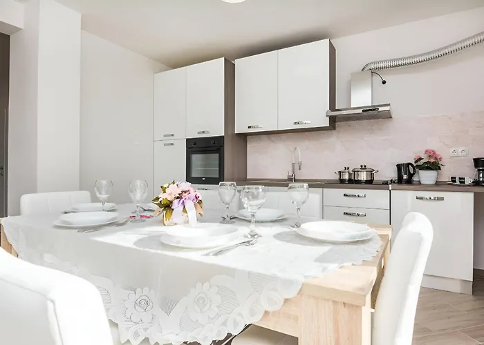 Apartman Spacious With Pool, Pakostane