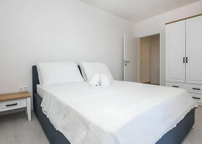 Apartman Spacious With Pool, Pakostane