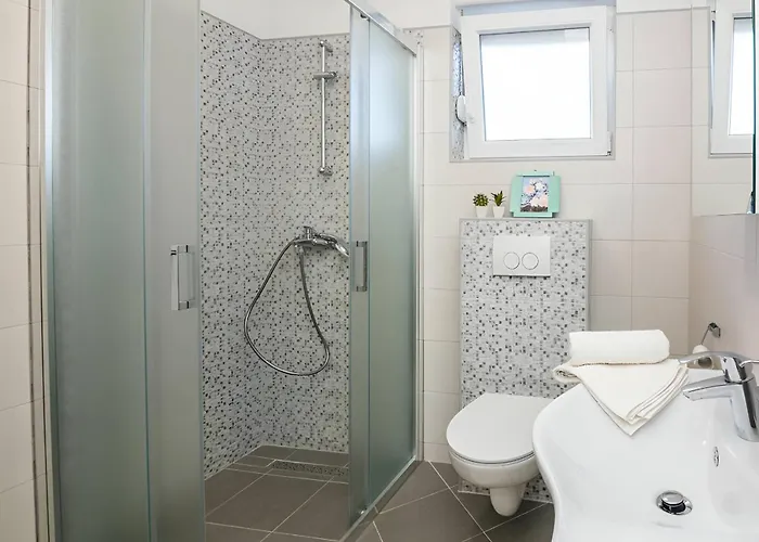 Apartman Spacious With Pool, Pakostane