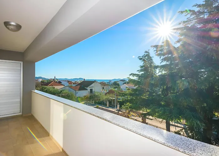 Apartman Spacious With Pool, Pakostane