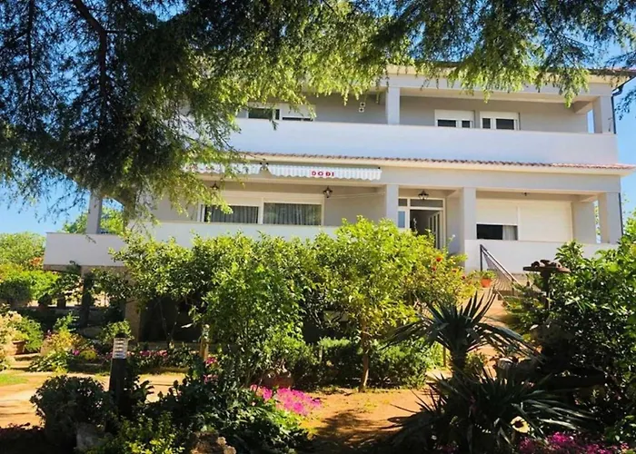 Spacious With Pool, Pakostane