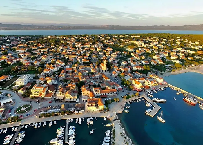 Apartman Spacious With Pool, Pakostane