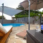Spacious With Pool, Apartment Pakostane
