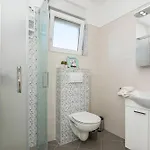 Apartment Spacious With Pool, Pakostane
