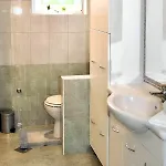 Apartment Spacious With Pool, Pakostane