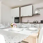 Apartment Spacious With Pool, Pakostane