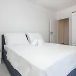 Apartment Spacious With Pool, Pakostane