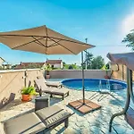 Apartment Spacious With Pool, *