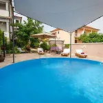 Spacious With Pool,