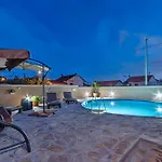 Spacious With Pool, Pakostane