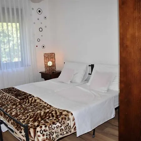 Apartment Spacious With Pool, Pakostane