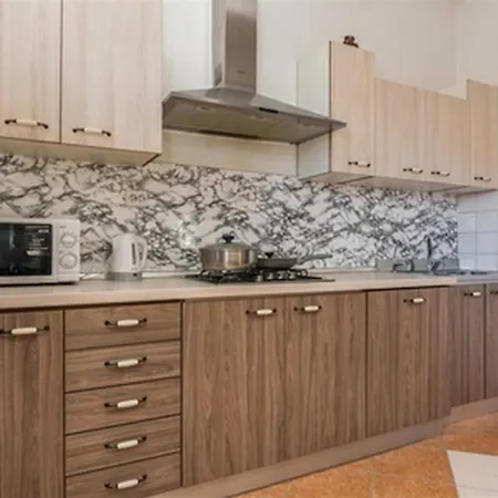 Apartment Spacious With Pool, Pakostane