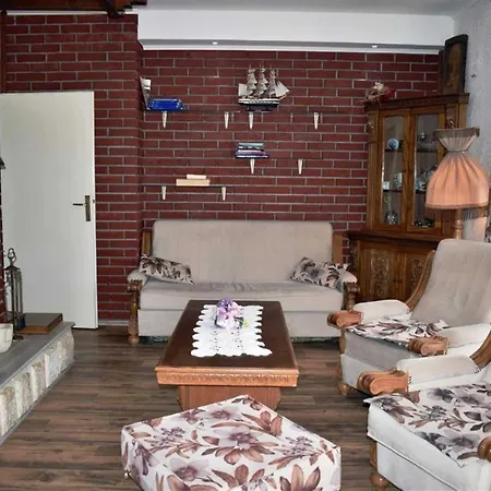 Apartment Spacious With Pool, Pakostane