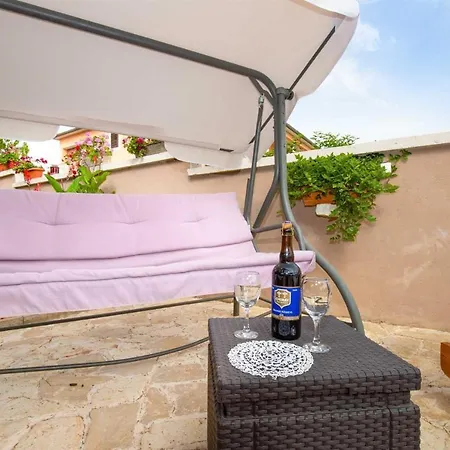 Spacious With Pool, Apartment