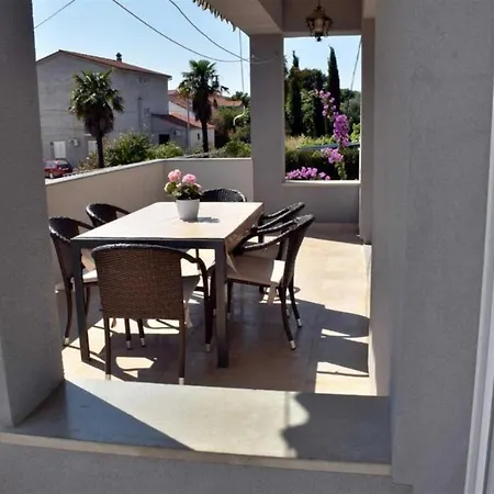 Spacious With Pool, Pakoštane