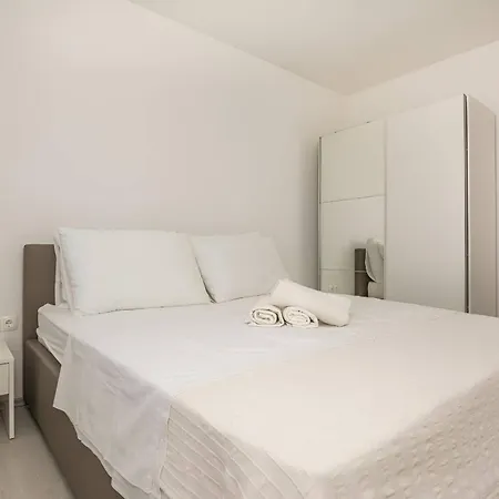 Apartment Spacious With Pool, Pakostane