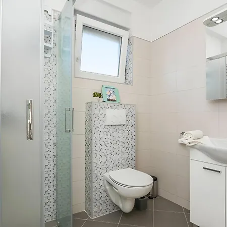 Apartment Spacious With Pool, Pakostane