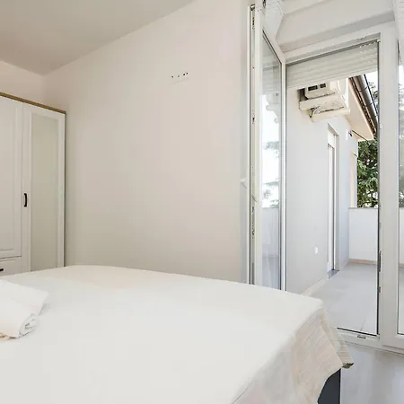 Apartment Spacious With Pool,