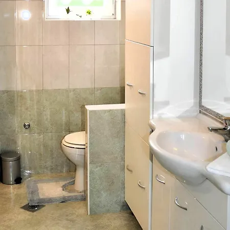 Apartment Spacious With Pool, Pakostane