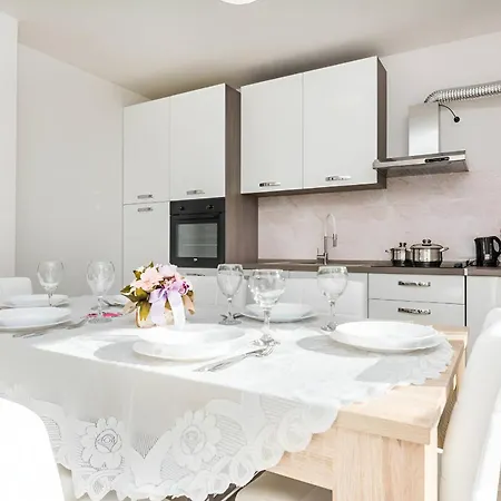 Apartment Spacious With Pool, Pakostane