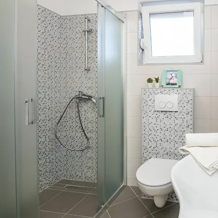 Apartment Spacious With Pool, Pakostane