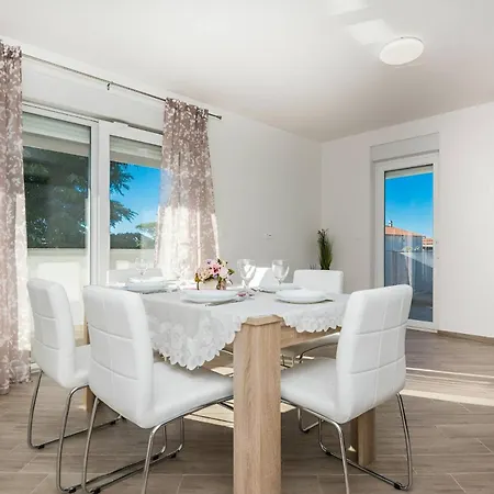 Apartment Spacious With Pool, *