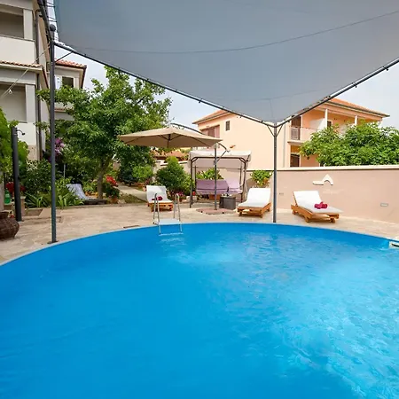 Spacious With Pool,