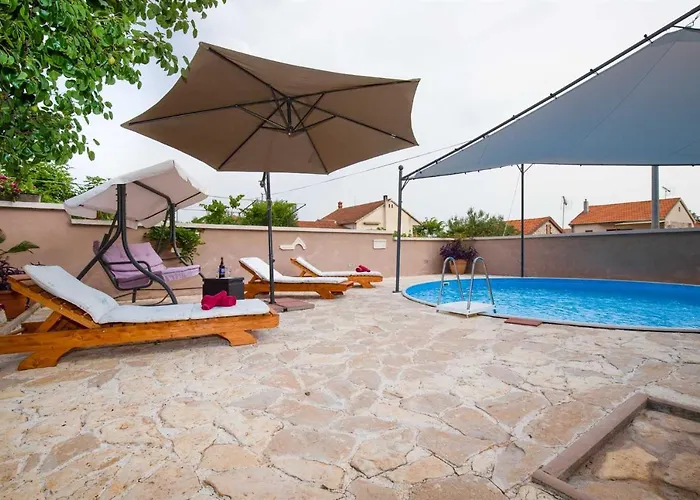 Spacious With Pool, باكوشتاني